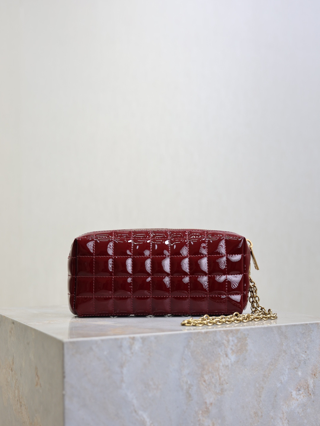 Y51 cassandre matelassÉ carrÉ pouch on chain in shiny 18.5x8.5x4cm