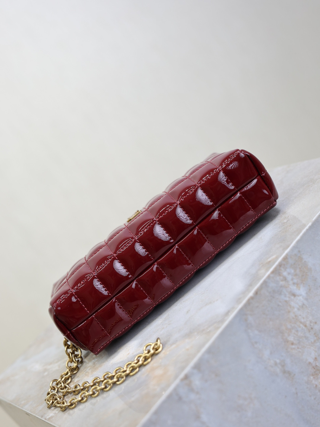 Y51 cassandre matelassÉ carrÉ pouch on chain in shiny 18.5x8.5x4cm