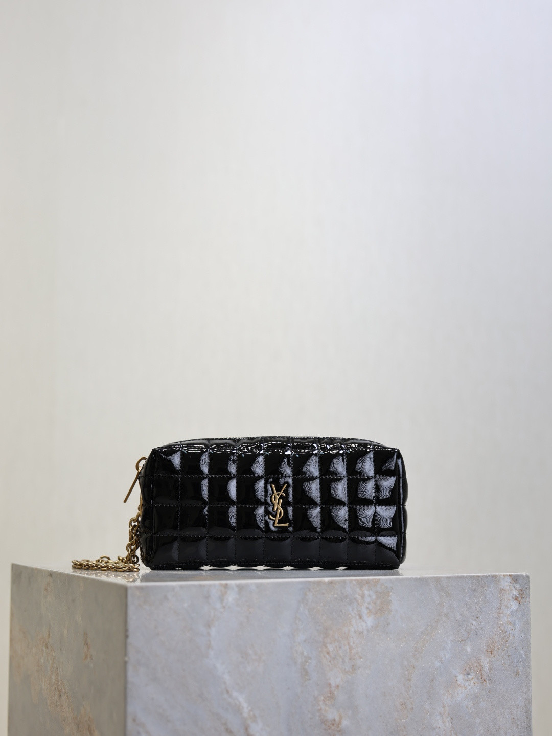 Y51 cassandre matelassÉ carrÉ pouch on chain in shiny 18.5x8.5x4cm