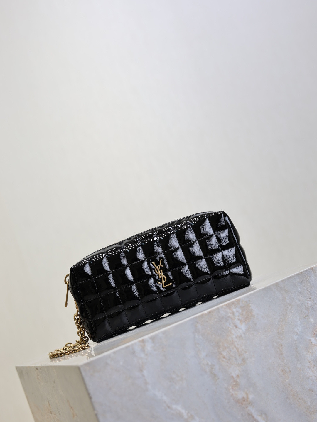 Y51 cassandre matelassÉ carrÉ pouch on chain in shiny 18.5x8.5x4cm
