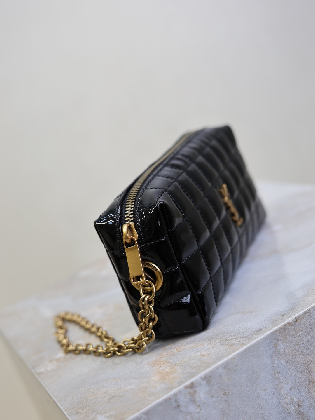 Y51 cassandre matelassÉ carrÉ pouch on chain in shiny 18.5x8.5x4cm