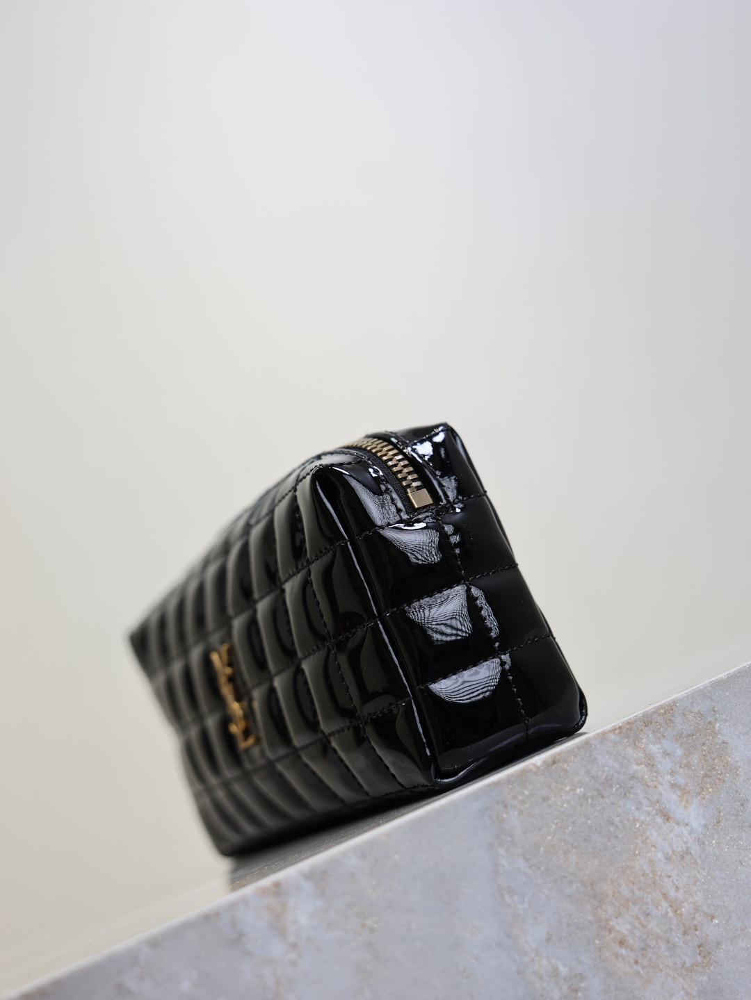 Y51 cassandre matelassÉ carrÉ pouch on chain in shiny 18.5x8.5x4cm