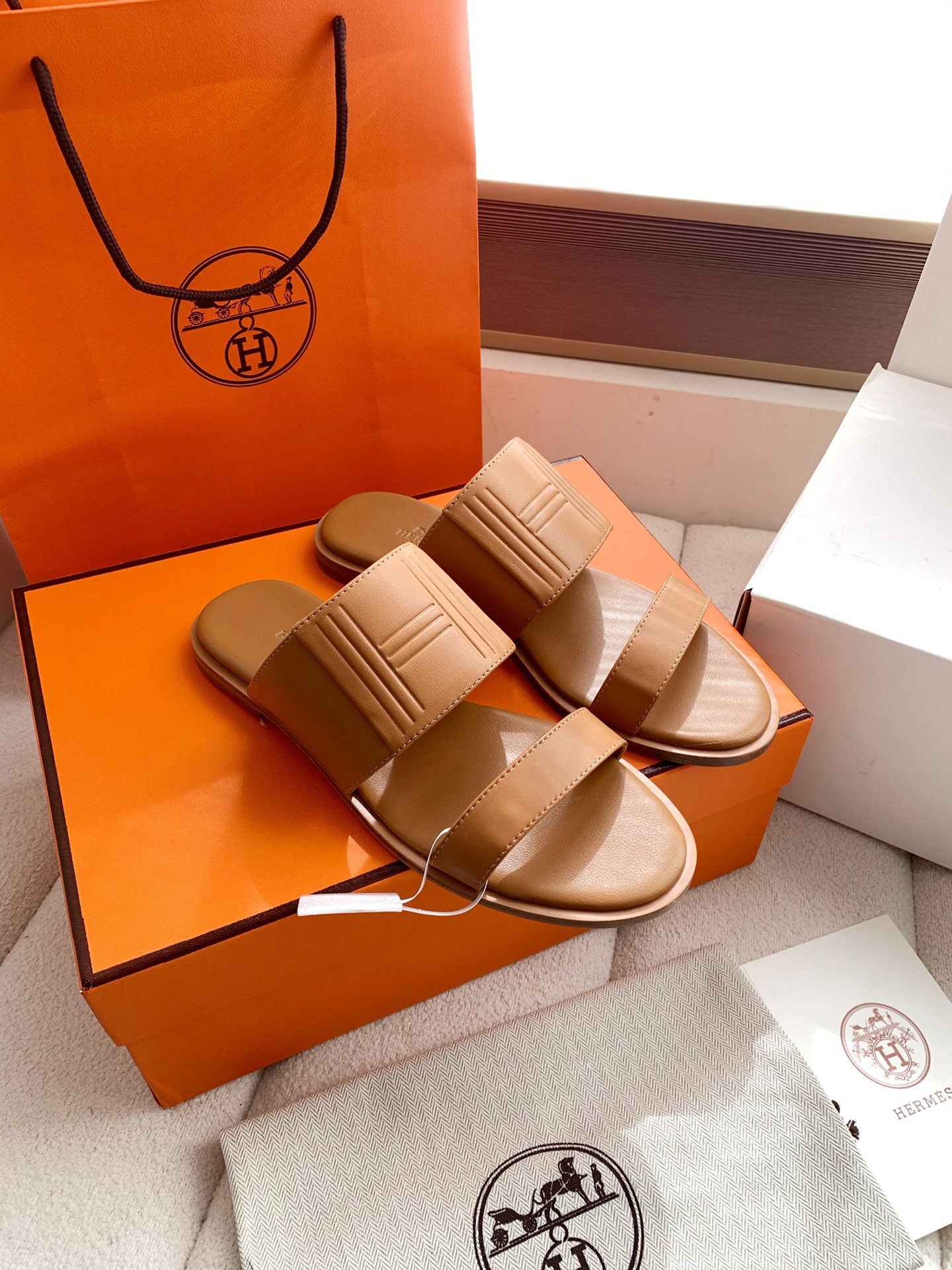 ua H**me5 mona sandal