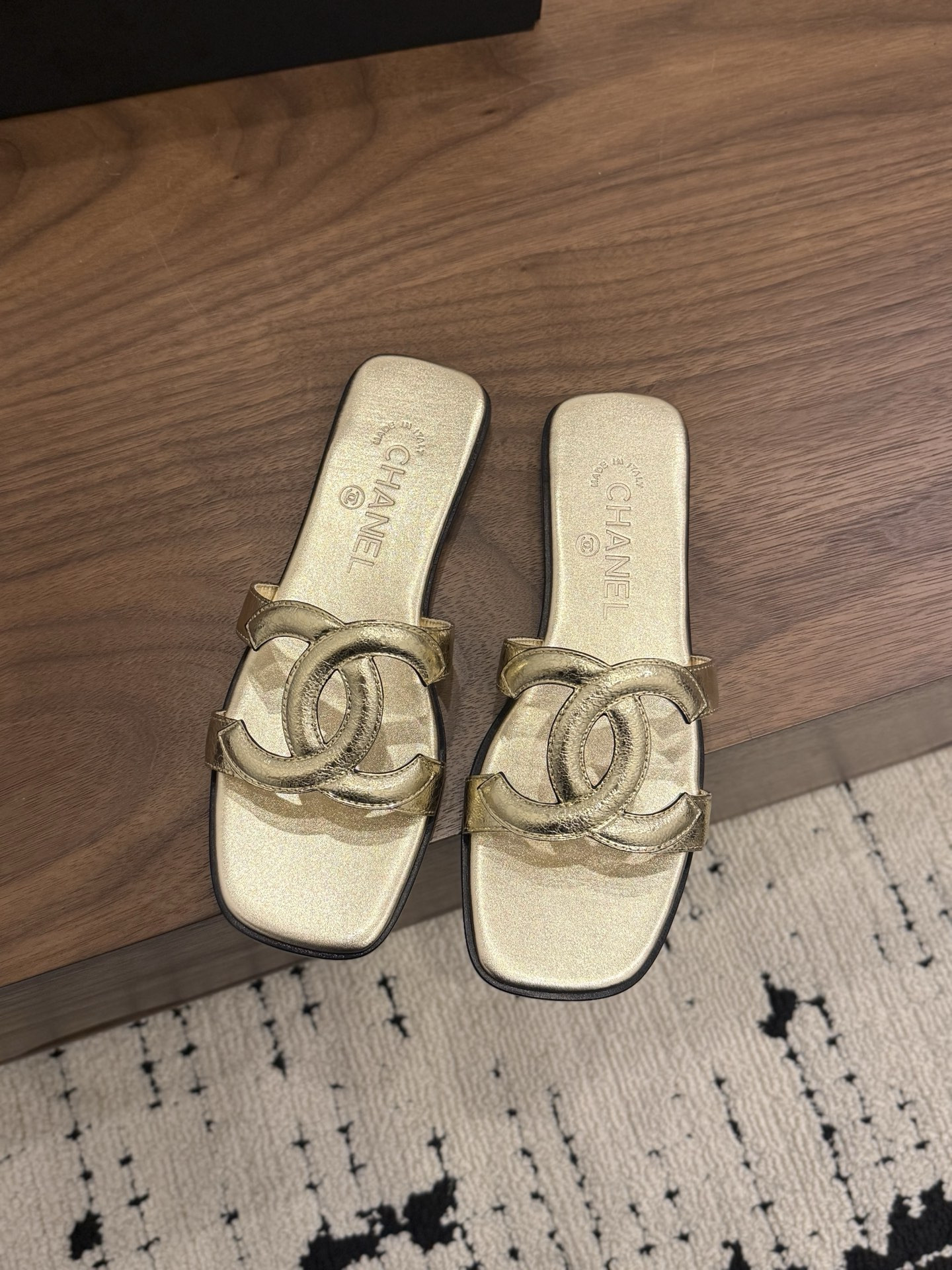 ua Ch**el honey slippers