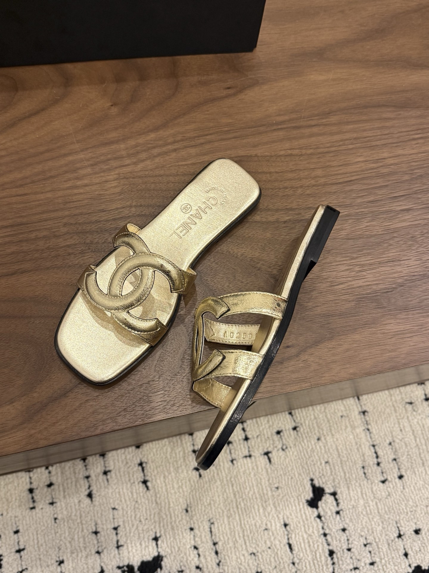 ua Ch**el honey slippers