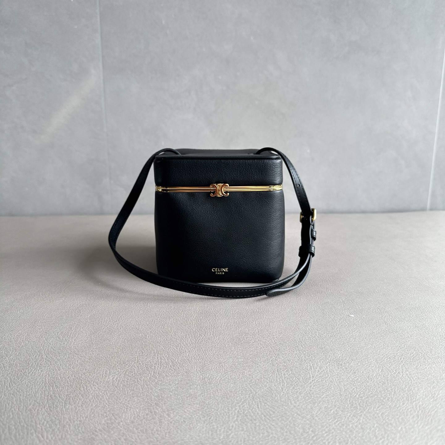 ce1i*e small triomphe frame in S*pple calfskin 12.5x12.5x12.5cm