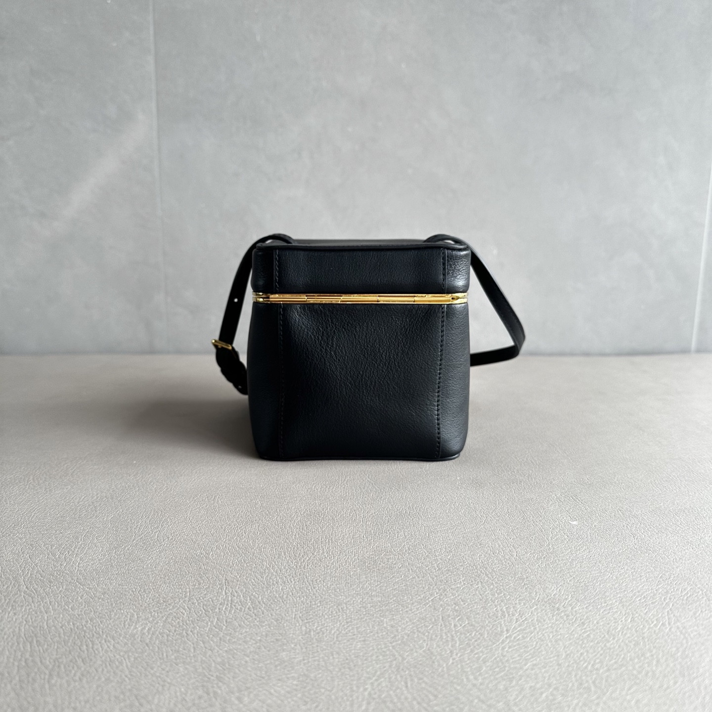 ce1i*e small triomphe frame in S*pple calfskin 12.5x12.5x12.5cm