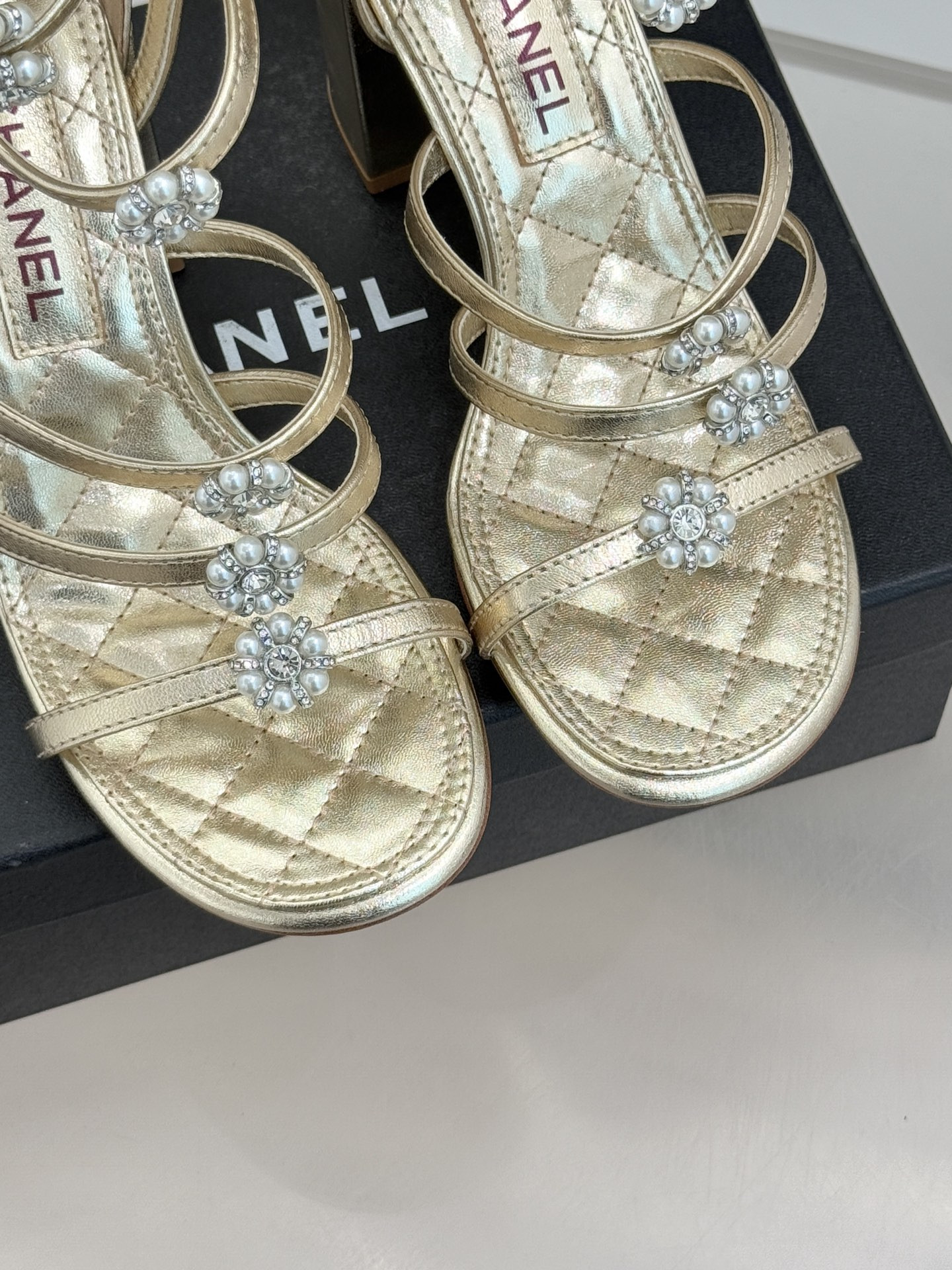 ua Ch**el sandals