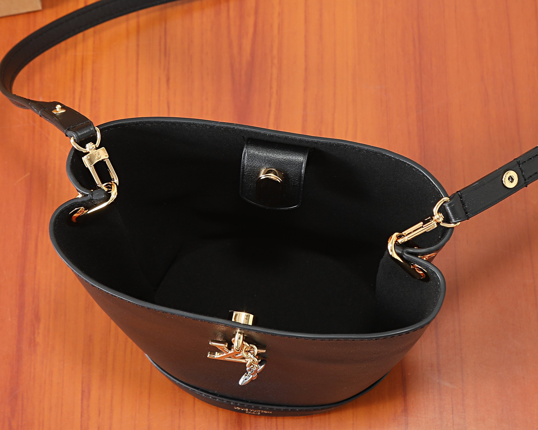 LV Bloom Mini Hobo M27260 16x17.5x11cm