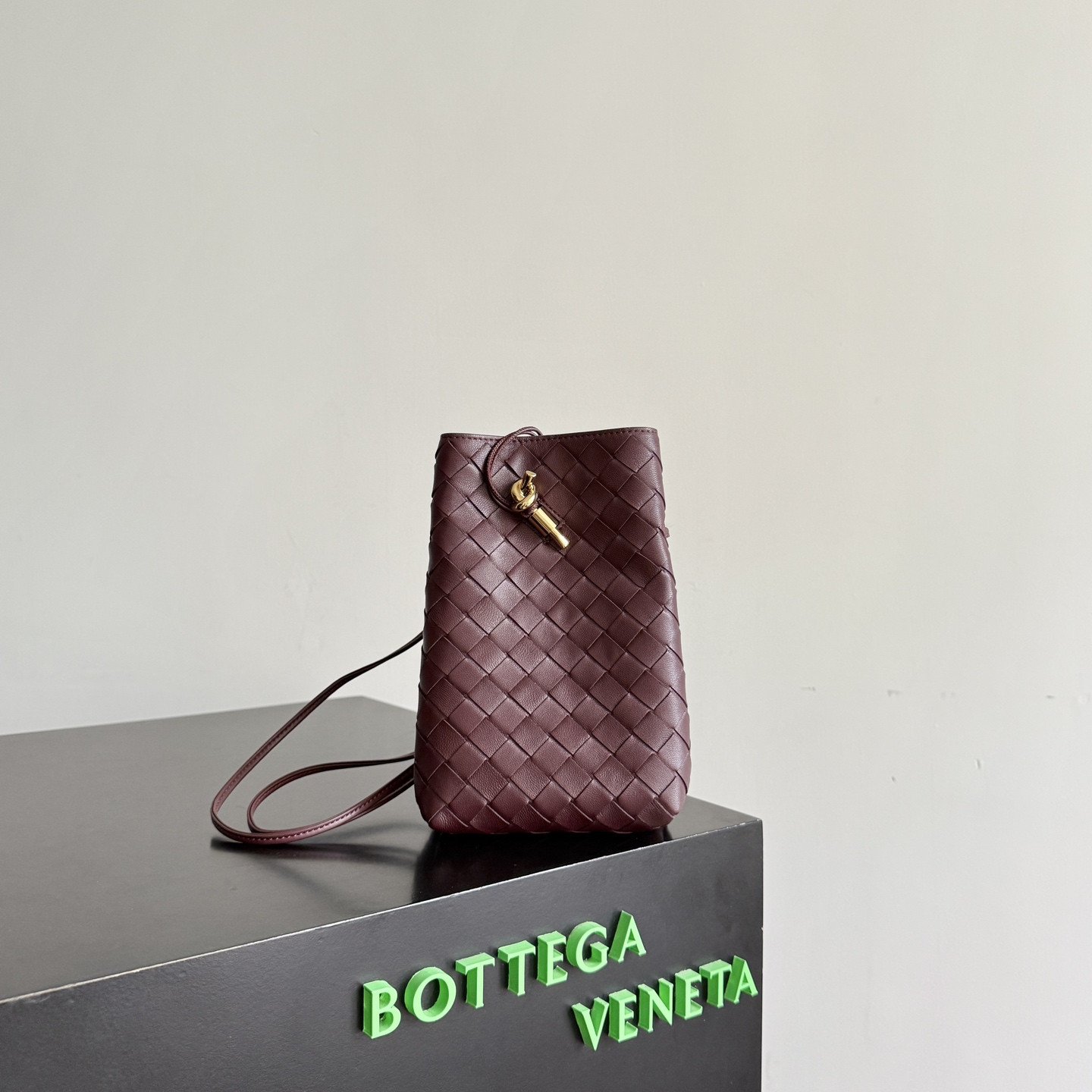 b0tt*ga Ven*ta andiamo phone pouch 21.5x14x7cm
