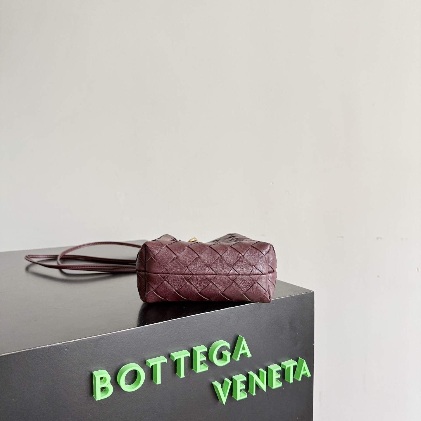 b0tt*ga Ven*ta andiamo phone pouch 21.5x14x7cm