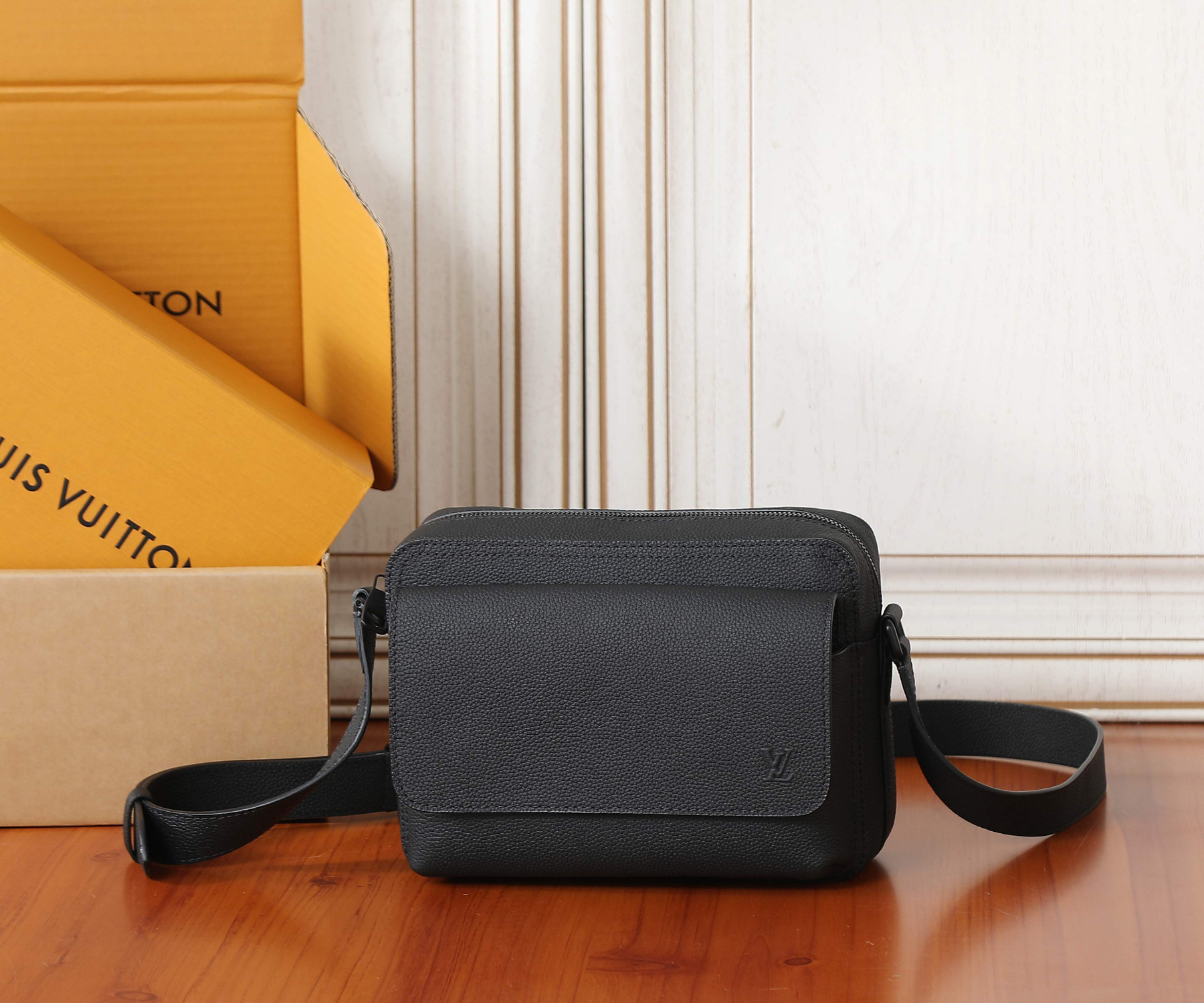 LV Boarding Messenger M15265 24x18x9cm