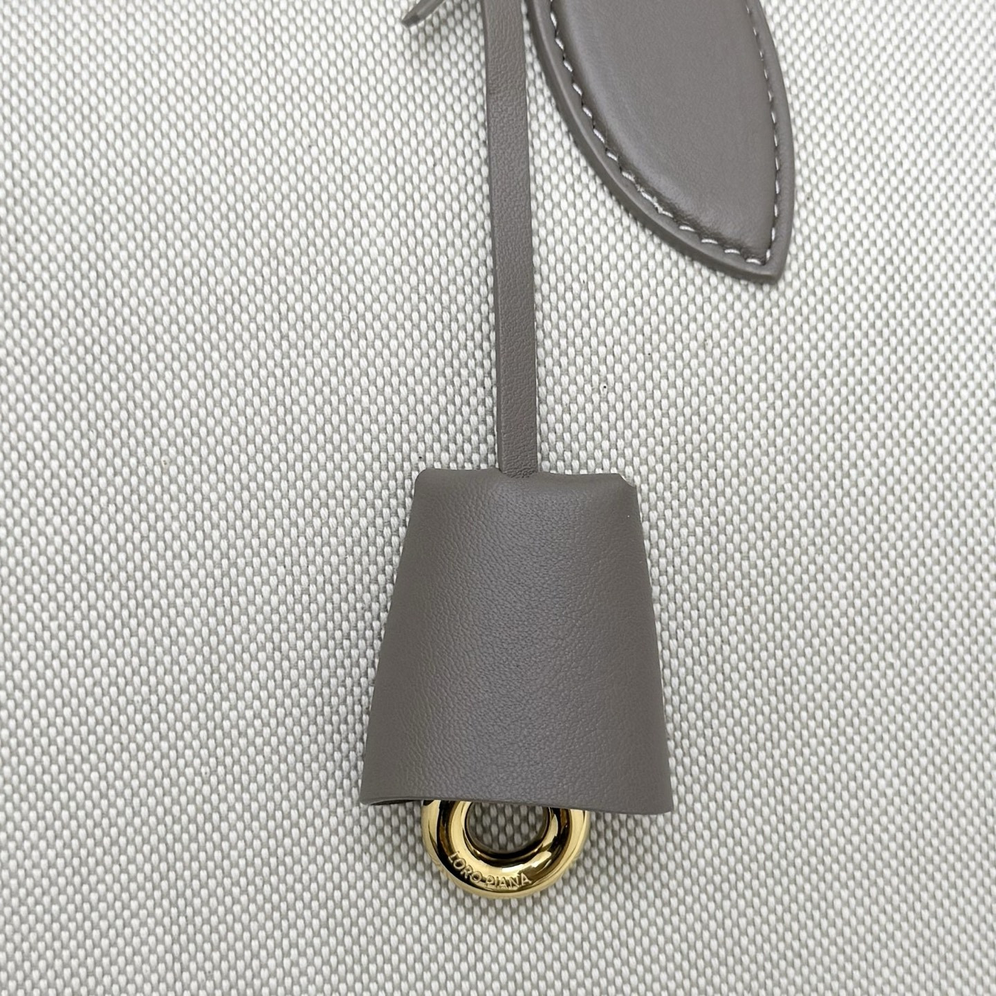 L0r0 P1ana needle 38x22x16cm