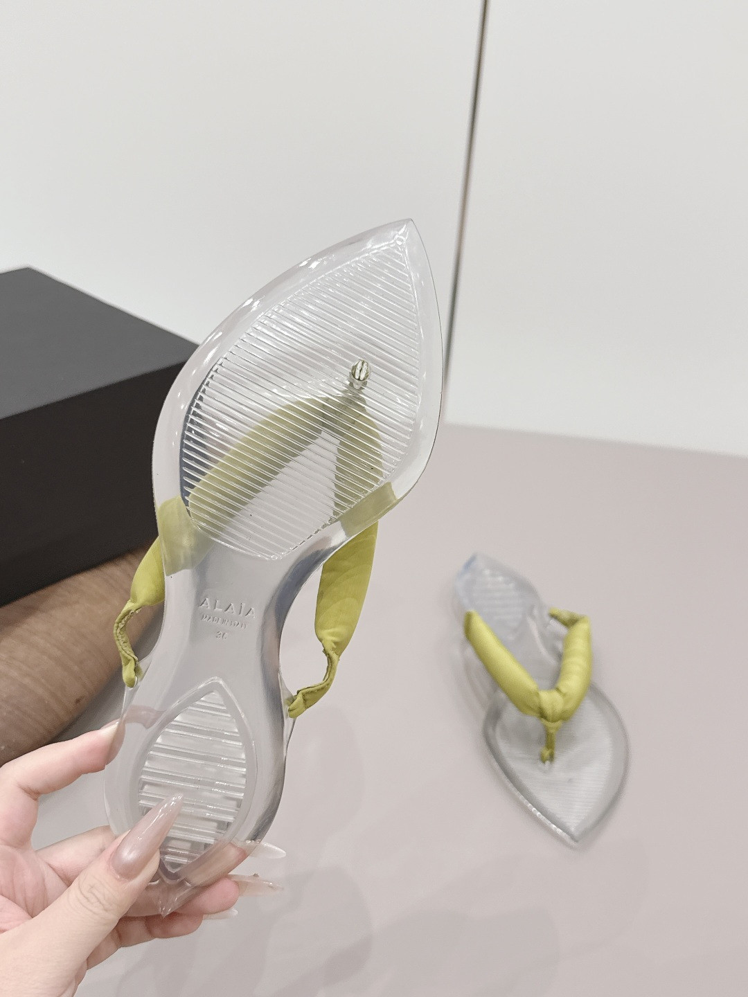 UA A1a1a INVISIBLE THONG Sandals