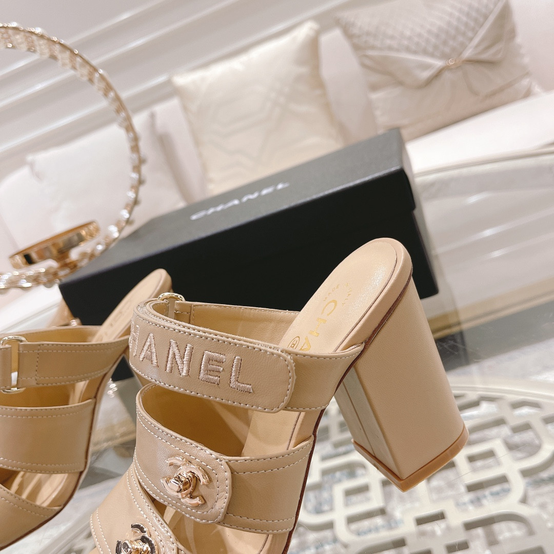 ua Ch**el sandal