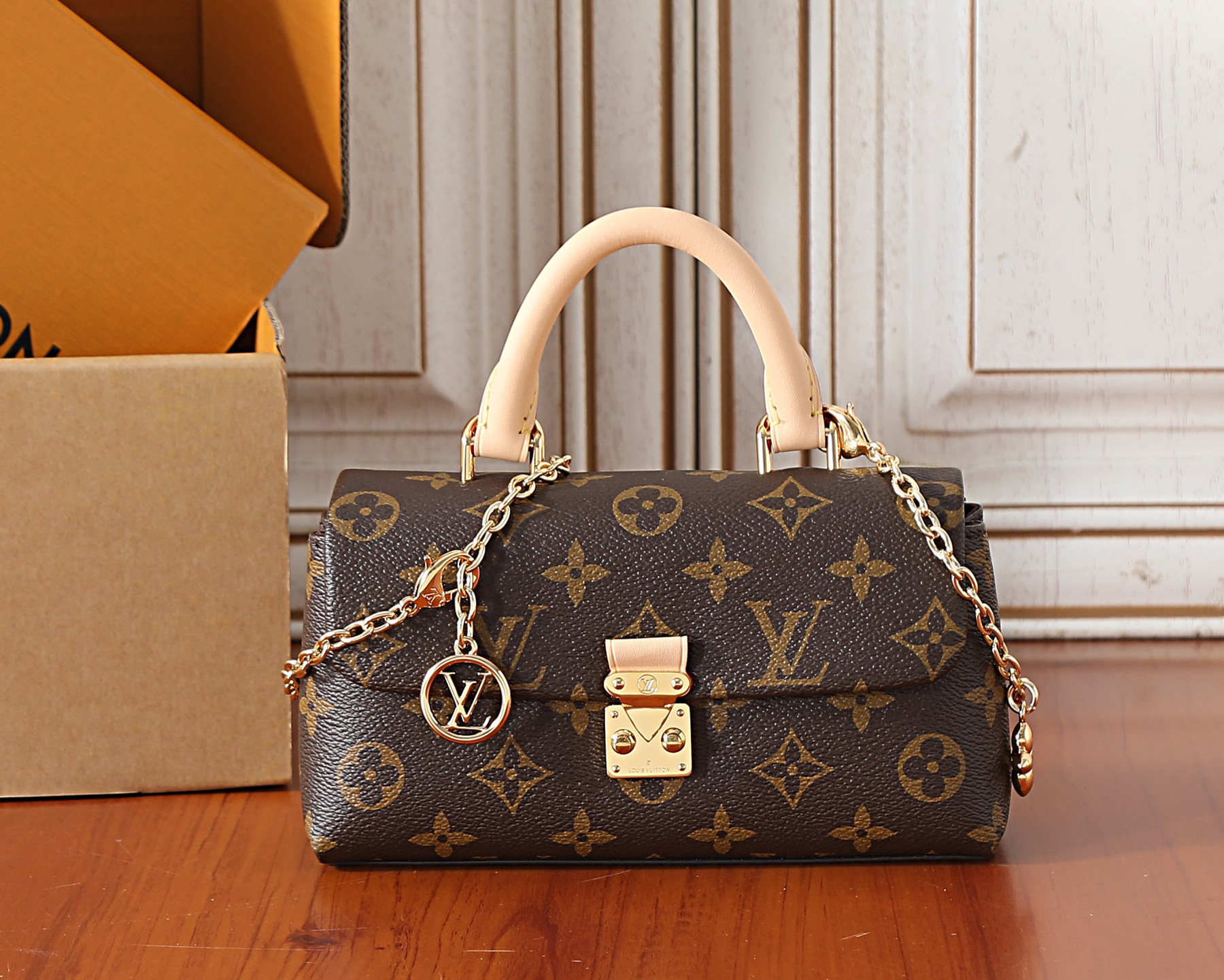 LV Nano Madeleine M28426 21x12.5x6cm