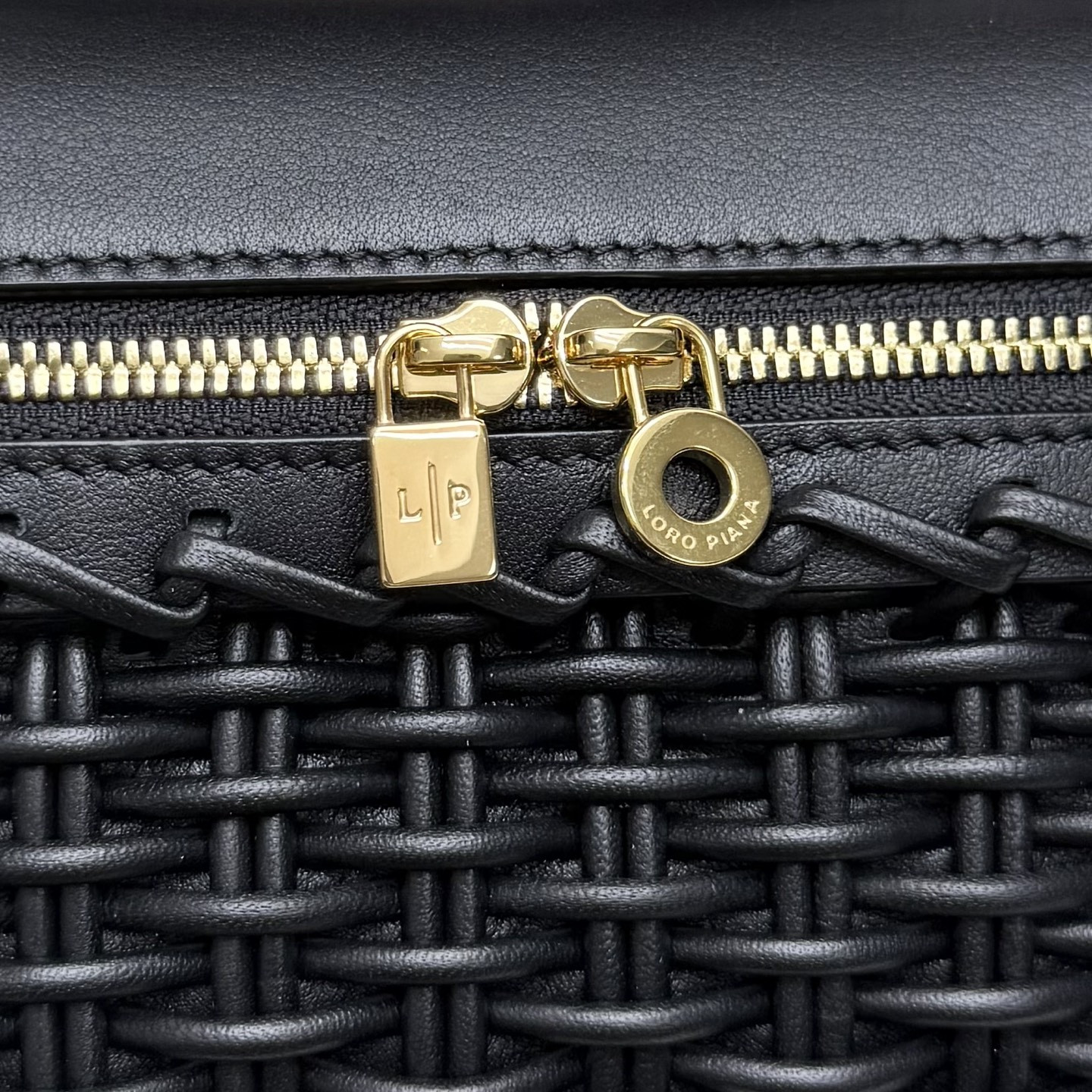 L0r0 P1ana extra pocket l19 19 x 11.5 x 7cm