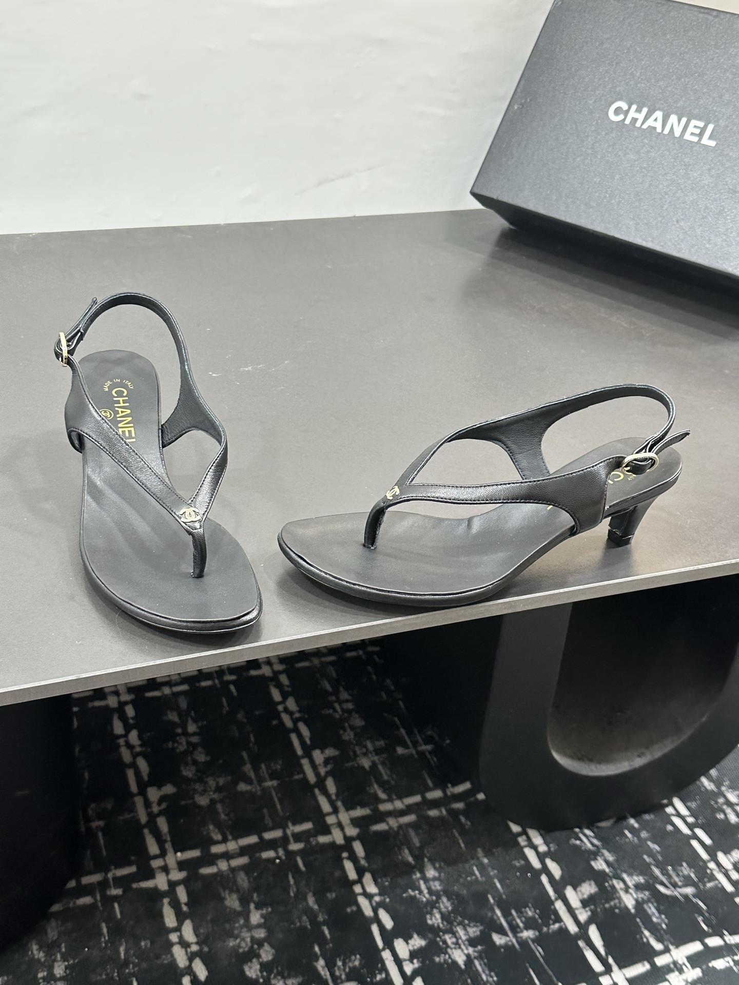 ua Ch**el sandals