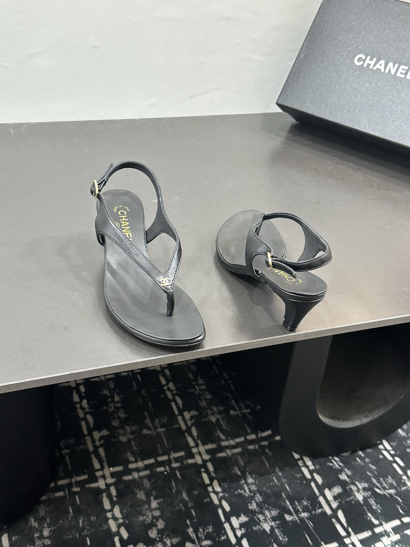 ua Ch**el sandals