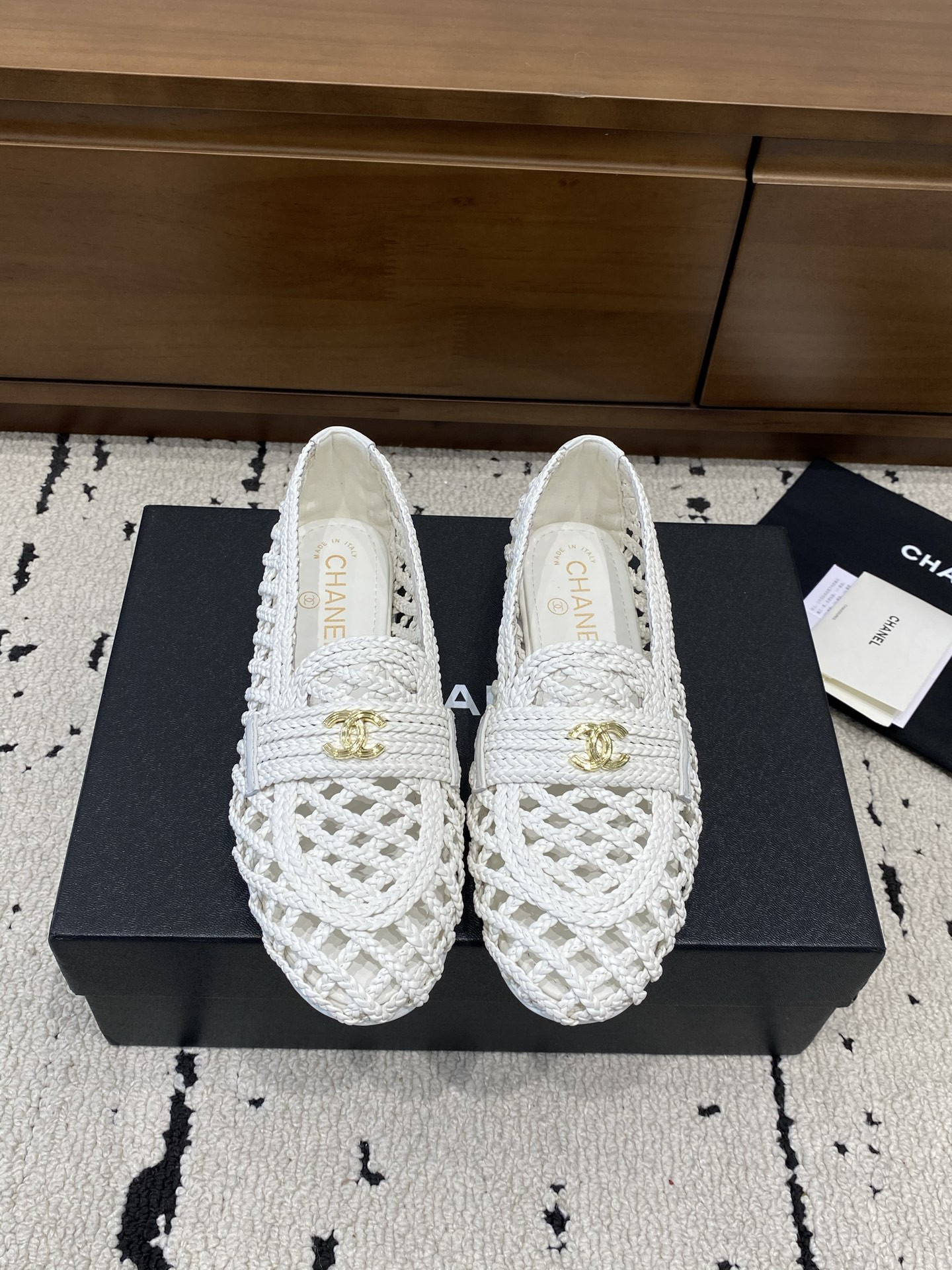ua Ch**el flat shoes