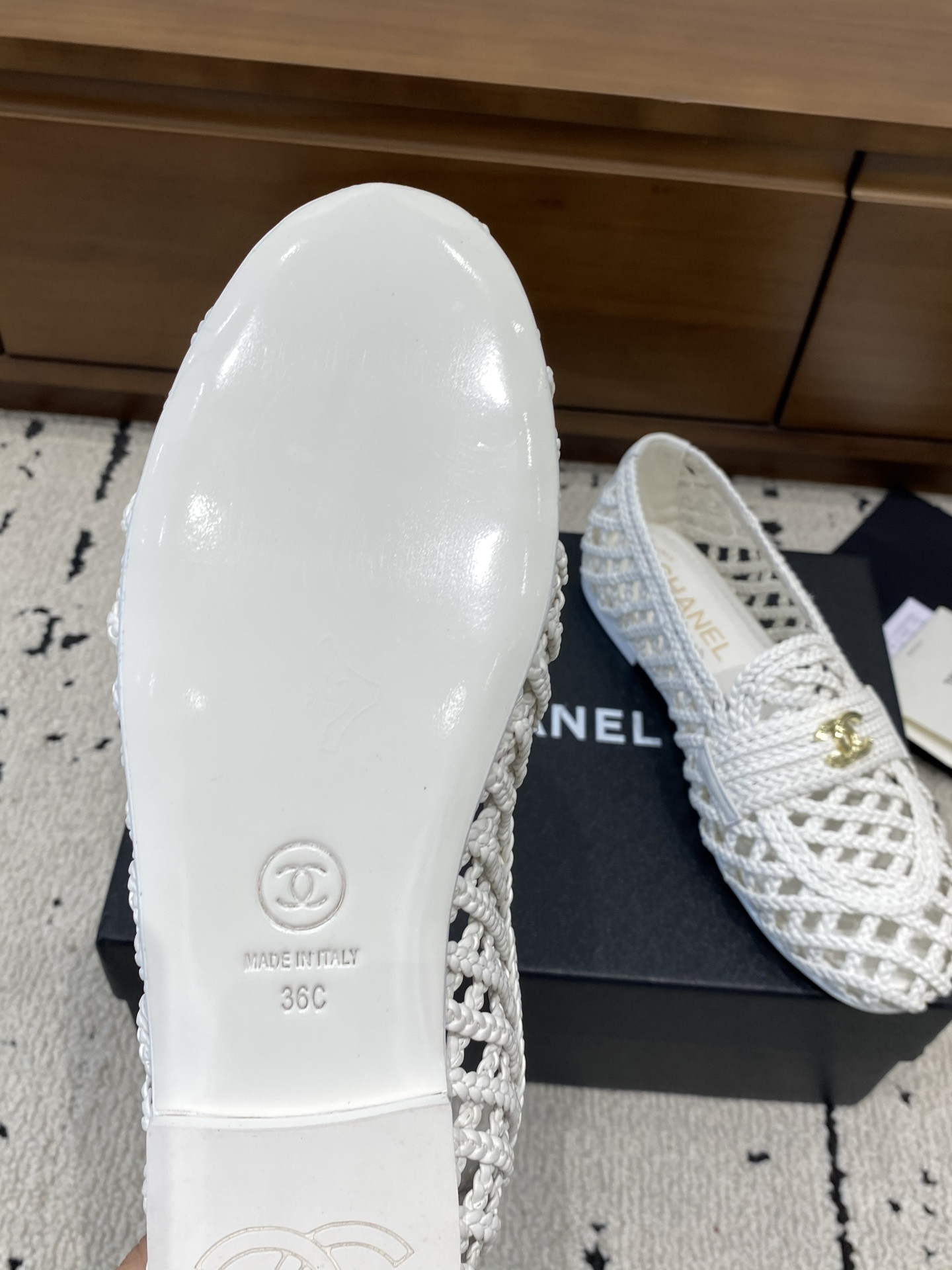 ua Ch**el flat shoes