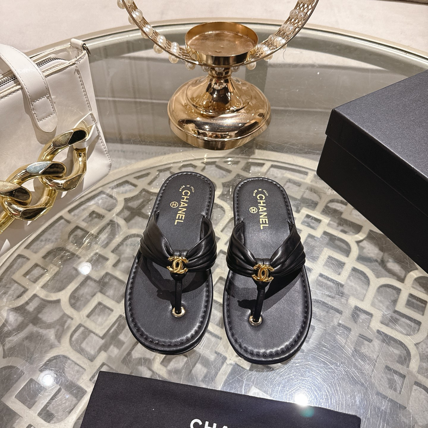 ua Ch**el thongs slides