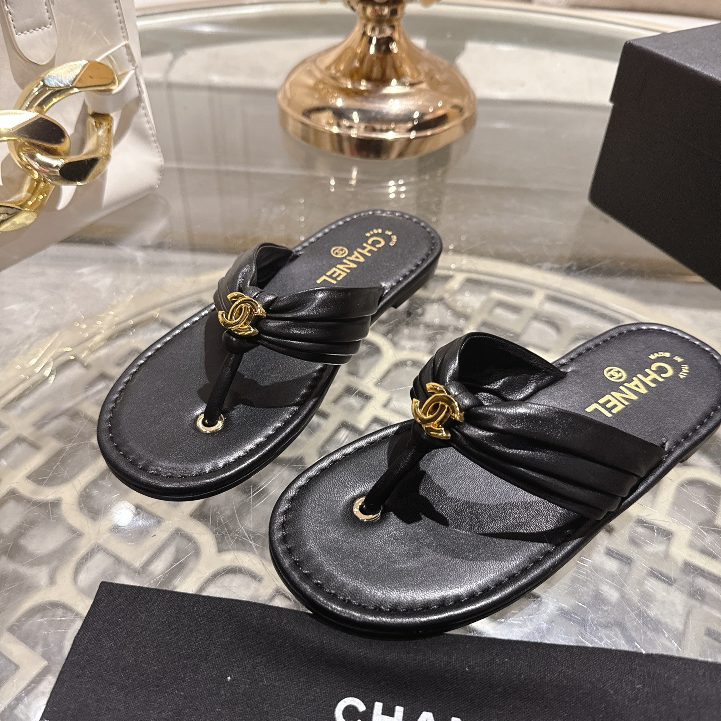 ua Ch**el thongs slides