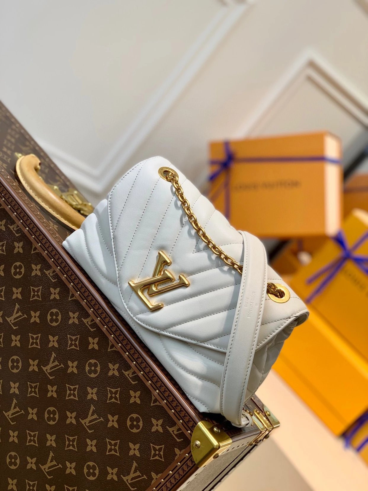 LV NEW WAVE CHAIN BAG M58549